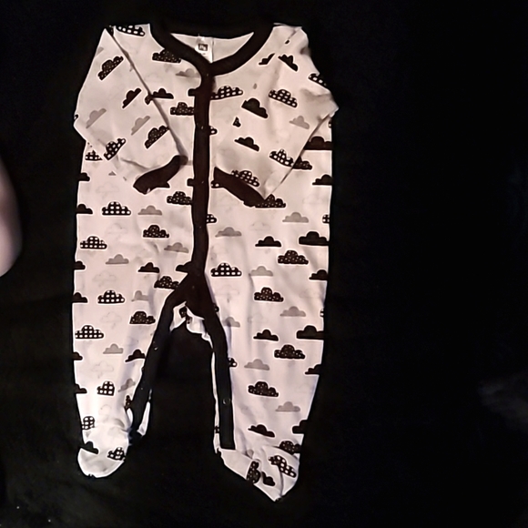 Hudson Baby (HB) black & white, footed sleeper onsie, for baby 6 to 9 months - Picture 2 of 5